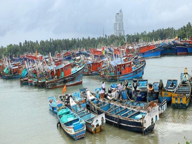മീൻപിടിത്ത ബോട്ടുകളിൽ ട്രാൻസ്പോണ്ടറുകൾ വരുന്നു മീൻപിടിത്ത ബോട്ടുകളിൽ ട്രാൻസ്പോണ്ടറുകൾ വരുന്നു