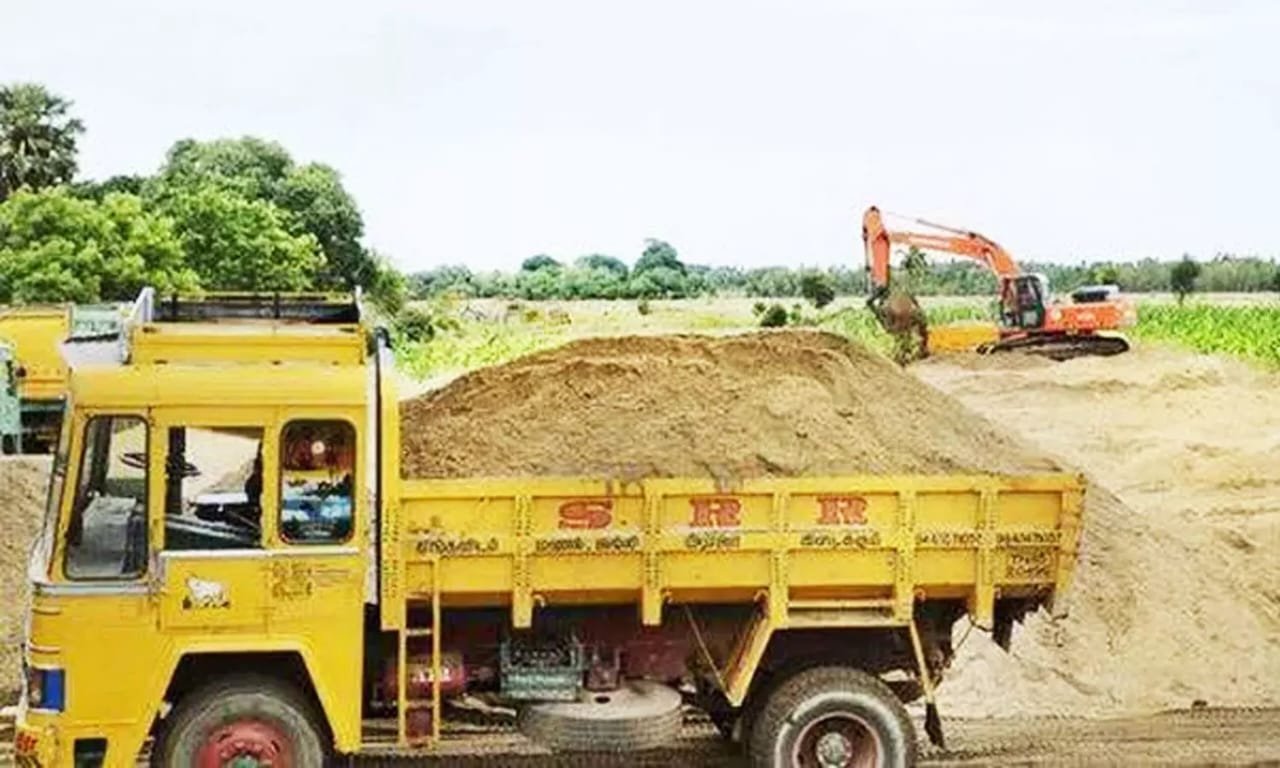 അനധികൃത മണൽക്കടത്ത് വ്യാപകം; ജൈവവൈവിധ്യ പരിസ്ഥിതി അംഗങ്ങൾ സ്ഥലം സന്ദർശിച്ചു