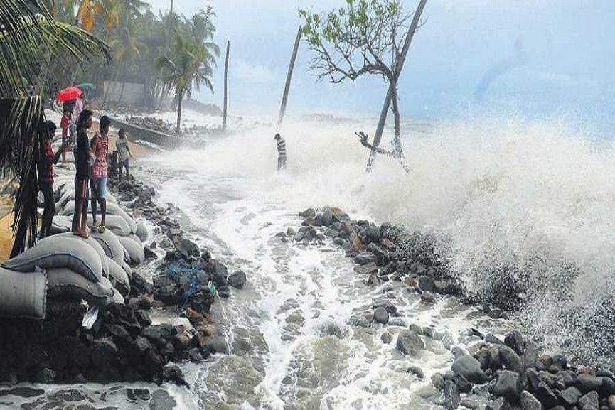 മുതലപ്പൊഴിയില് വീണ്ടും അപകടം; സംസ്ഥാനത്ത് ഇന്നും കടലാക്രമണത്തിന് സാധ്യത മുതലപ്പൊഴിയില് വീണ്ടും അപകടം; സംസ്ഥാനത്ത് ഇന്നും കടലാക്രമണത്തിന് സാധ്യത