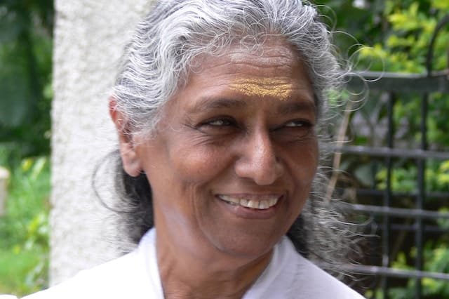ജാനകിയമ്മയ്ക്ക് പിറന്നാൾ സമ്മാനമായി ‘തേനും വയമ്പും’ ജാനകിയമ്മയ്ക്ക് പിറന്നാൾ സമ്മാനമായി ‘തേനും വയമ്പും’