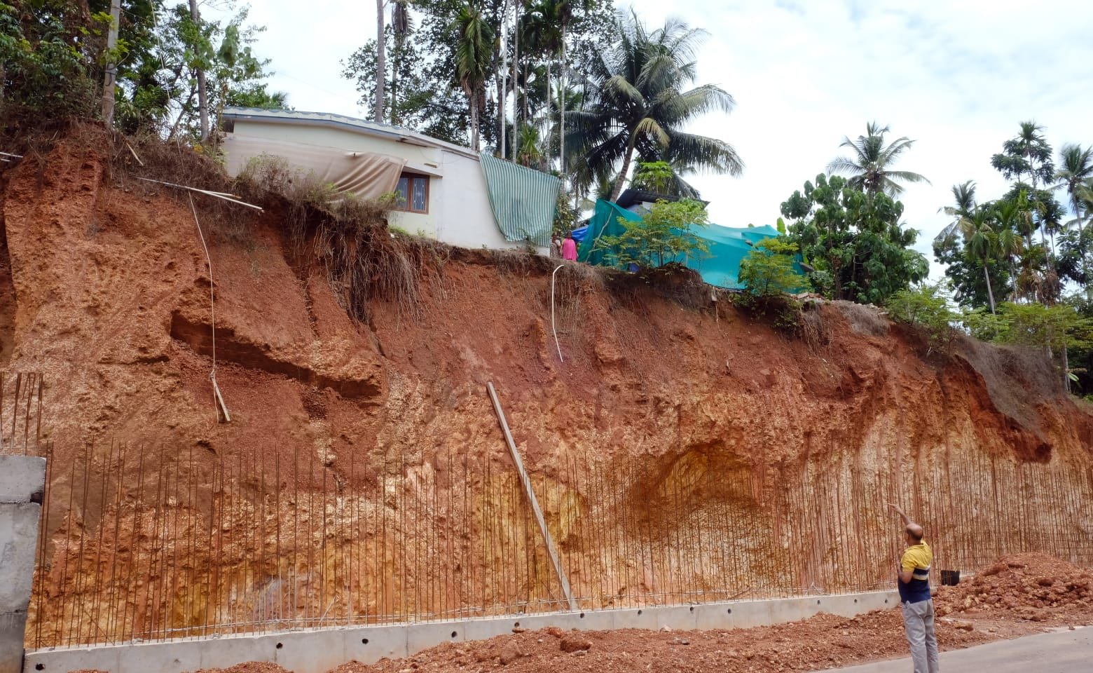 കോമത്തുകരയിൽ മൂന്ന് വീടുകൾ മണ്ണിടിച്ചിൽ ഭീഷണിയിൽ