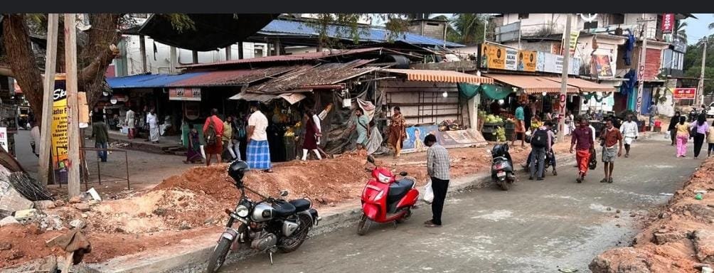 ഇഴഞ്ഞു നീങ്ങി സർവീസ് റോഡ് പണി;വഴിമുട്ടി കുഞ്ഞിപ്പള്ളി ടൗൺ ഇഴഞ്ഞു നീങ്ങി സർവീസ് റോഡ് പണി;വഴിമുട്ടി കുഞ്ഞിപ്പള്ളി ടൗൺ