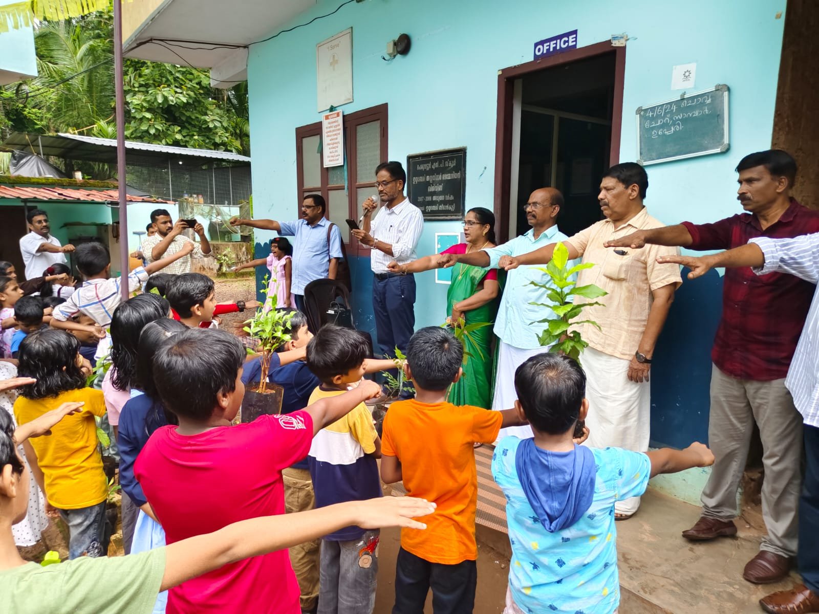 പെരുവട്ടൂർ എൽപി സ്കൂളിലെ വിദ്യാർഥികൾ വൃക്ഷ തൈകൾ നട്ടു