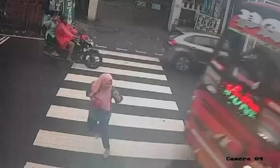 സീബ്രാ ലൈനിൽ വിദ്യാർഥിനിയെ ഇടിച്ചുതെറിപ്പിച്ച് സ്വകാര്യ ബസ്