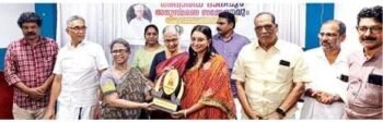 മണിയൂർ ഇ.ബാലൻ അവാർഡ് ഷീലാ ടോമിക്ക് നൽകി