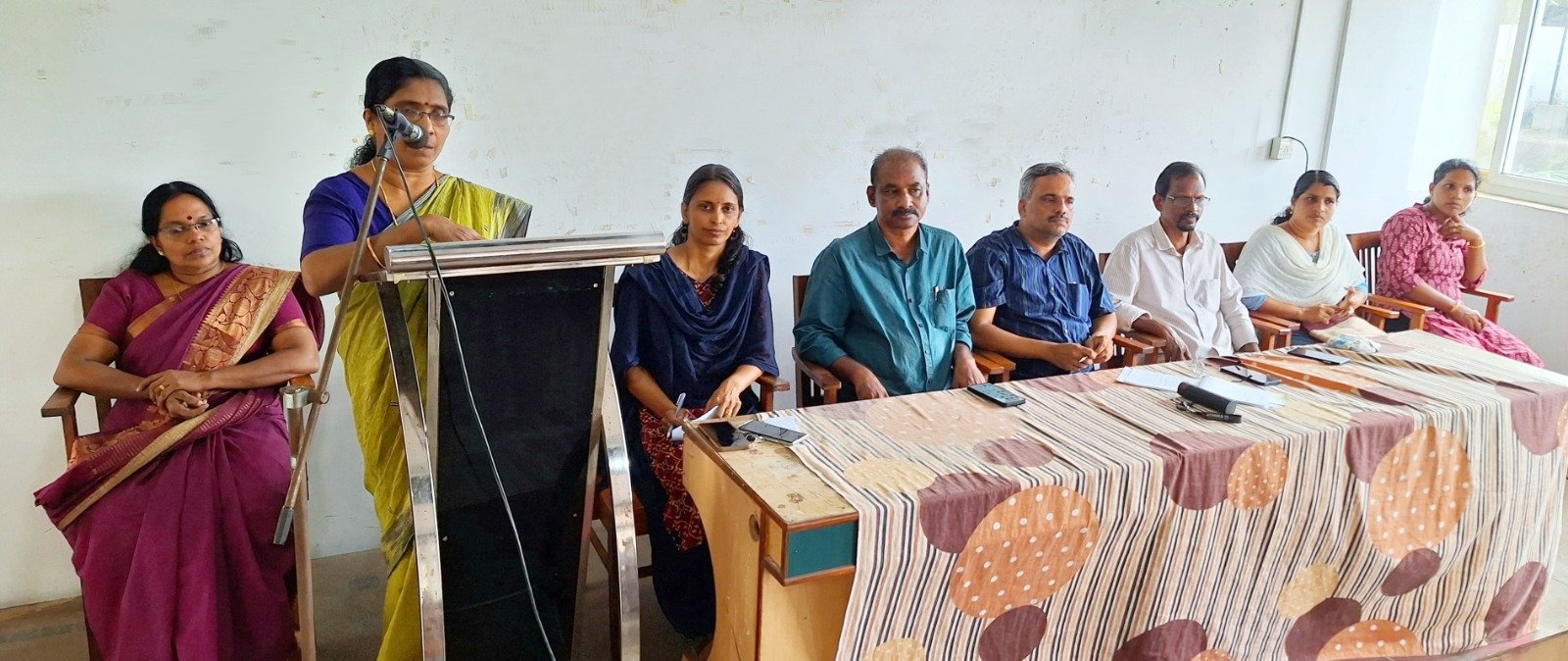 പുസ്തകങ്ങളുമായി കുടുംബശ്രീ അയൽകൂട്ടങ്ങളിലേക്ക്