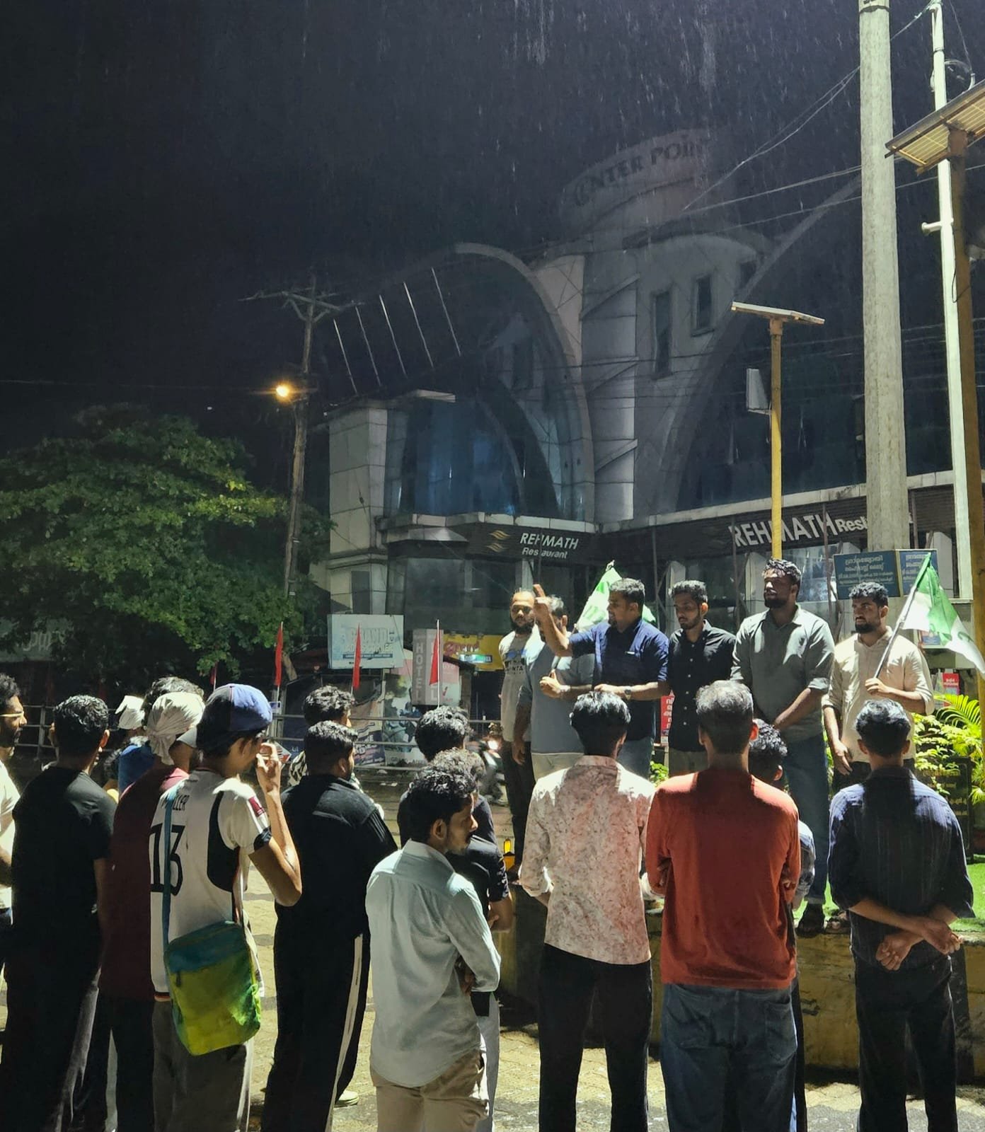 പ്ലസ് വൺ സീറ്റ് ; സമരം ചെയ്ത എംഎസ്എഫ് സംസ്ഥാന നേതാക്കൾ റിമാൻ്റിൽ പ്ലസ് വൺ സീറ്റ് ; സമരം ചെയ്ത എംഎസ്എഫ് സംസ്ഥാന നേതാക്കൾ റിമാൻ്റിൽ