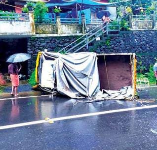 ഉദയനഗറിൽ പാഠപുസ്ത‌കവണ്ടി മറിഞ്ഞു