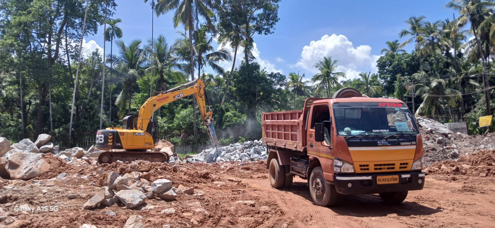 ദേശീയപാത നിർമ്മാണത്തിന്റെ മറവിൽ കരിങ്കല്ല് മറിച്ചു വിൽക്കുന്നു ദേശീയപാത നിർമ്മാണത്തിന്റെ മറവിൽ കരിങ്കല്ല് മറിച്ചു വിൽക്കുന്നു