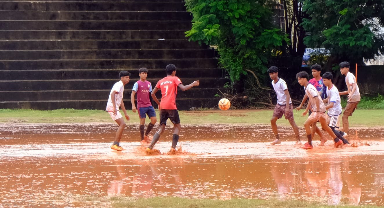 ചെളിവെള്ളത്തിൽ പുതഞ്ഞ് സുബ്രതോ കപ്പ് ഫുട്ബാേൾ ചെളിവെള്ളത്തിൽ പുതഞ്ഞ് സുബ്രതോ കപ്പ് ഫുട്ബാേൾ