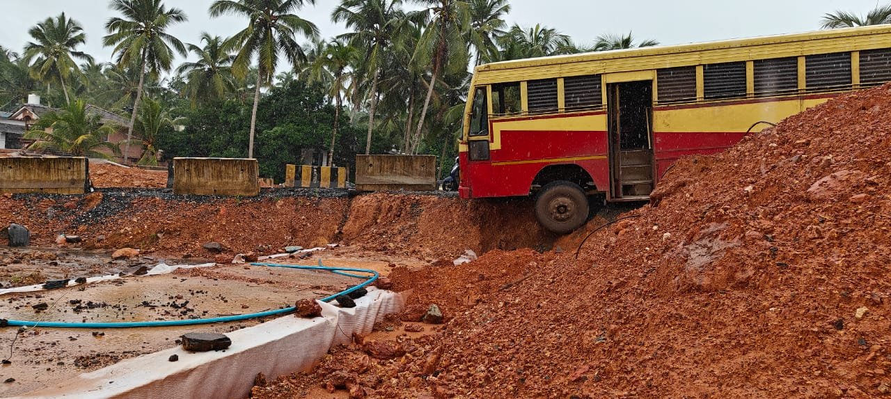 തിരുവങ്ങൂരിൽ കെഎസ്ആർടിസി ബസ് അപകടത്തിൽപ്പെട്ടു