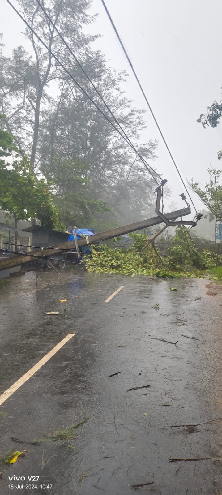 ശക്തമായ കാറ്റിൽ ഇലക്ട്രിക് പോസ്റ്റുകൾ തകർന്നു വീണു ശക്തമായ കാറ്റിൽ ഇലക്ട്രിക് പോസ്റ്റുകൾ തകർന്നു വീണു
