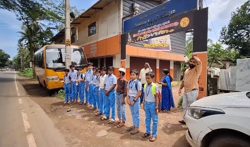 വിദ്യാർത്ഥികളും, രക്ഷിതാക്കളും പ്രതിഷേധത്തിൽ വിദ്യാർത്ഥികളും, രക്ഷിതാക്കളും പ്രതിഷേധത്തിൽ