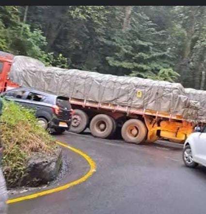 താമരശ്ശേരി ചുരത്തിൽ വിള്ളൽ;                 ഭാരം കയറ്റിയ വാഹനങ്ങൾക്ക് നിയന്ത്രണം