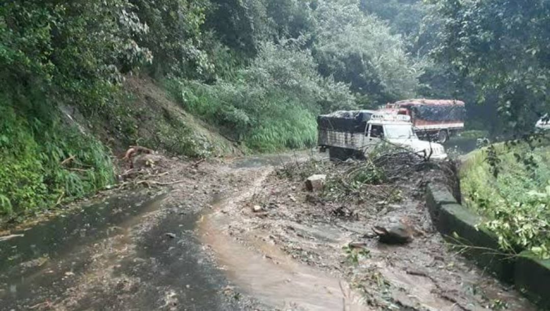 താമരശ്ശേരി ചുരത്തിൽ മണ്ണിടിച്ചിൽ രൂക്ഷം താമരശ്ശേരി ചുരത്തിൽ മണ്ണിടിച്ചിൽ രൂക്ഷം