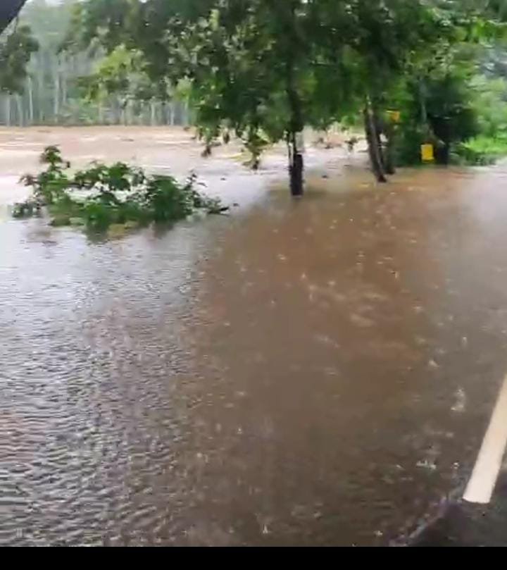 അതിതീവ്രമഴയിൽ നാടെങ്ങും വെള്ളപ്പൊക്കം