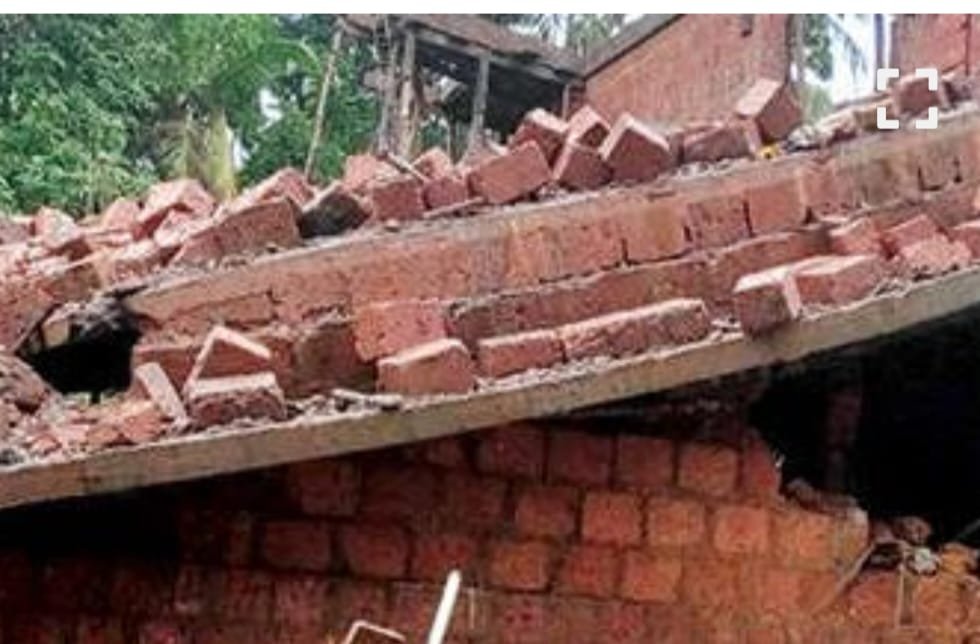 നിർമാണത്തിലിരിക്കുന്ന വീട് തകർന്നു നിർമാണത്തിലിരിക്കുന്ന വീട് തകർന്നു