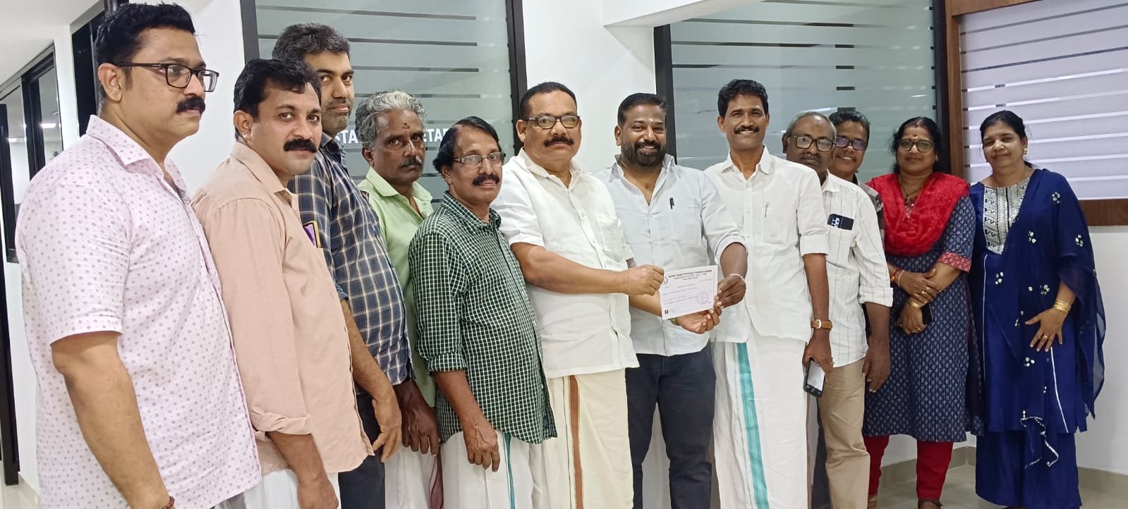 ദുരന്ത ഭൂമിയിലെ കച്ചവടക്കാർക്ക് പൂക്കാട് മർച്ചെന്റ്സ് അസോസിയേഷൻ ഒരു ലക്ഷം നൽകി ദുരന്ത ഭൂമിയിലെ കച്ചവടക്കാർക്ക് പൂക്കാട് മർച്ചെന്റ്സ് അസോസിയേഷൻ ഒരു ലക്ഷം നൽകി