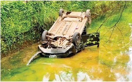 കാർ കനാലിലേക്ക് മറിഞ്ഞു കാർ കനാലിലേക്ക് മറിഞ്ഞു