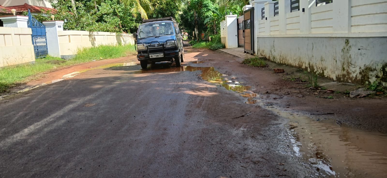 പെരുവട്ടൂർ-നടേരിക്കടവ് റോഡ് തകർന്നു;യാത്രക്കാർ ദുരിതത്തിൽ