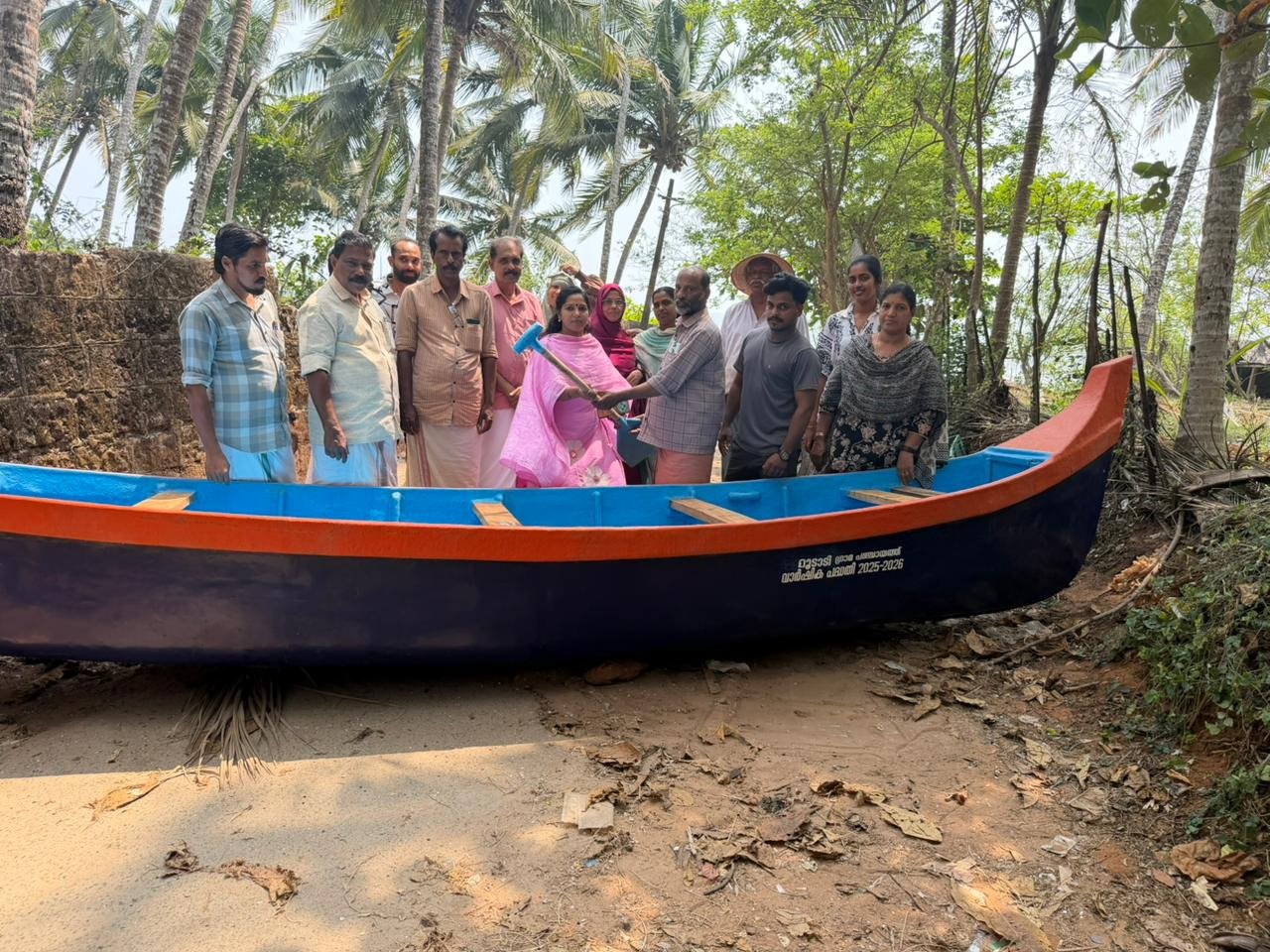 മത്സ്യ തൊഴിലാളികൾക്ക് ഫൈബർ വളളം വിതരണം ചെയ്തു