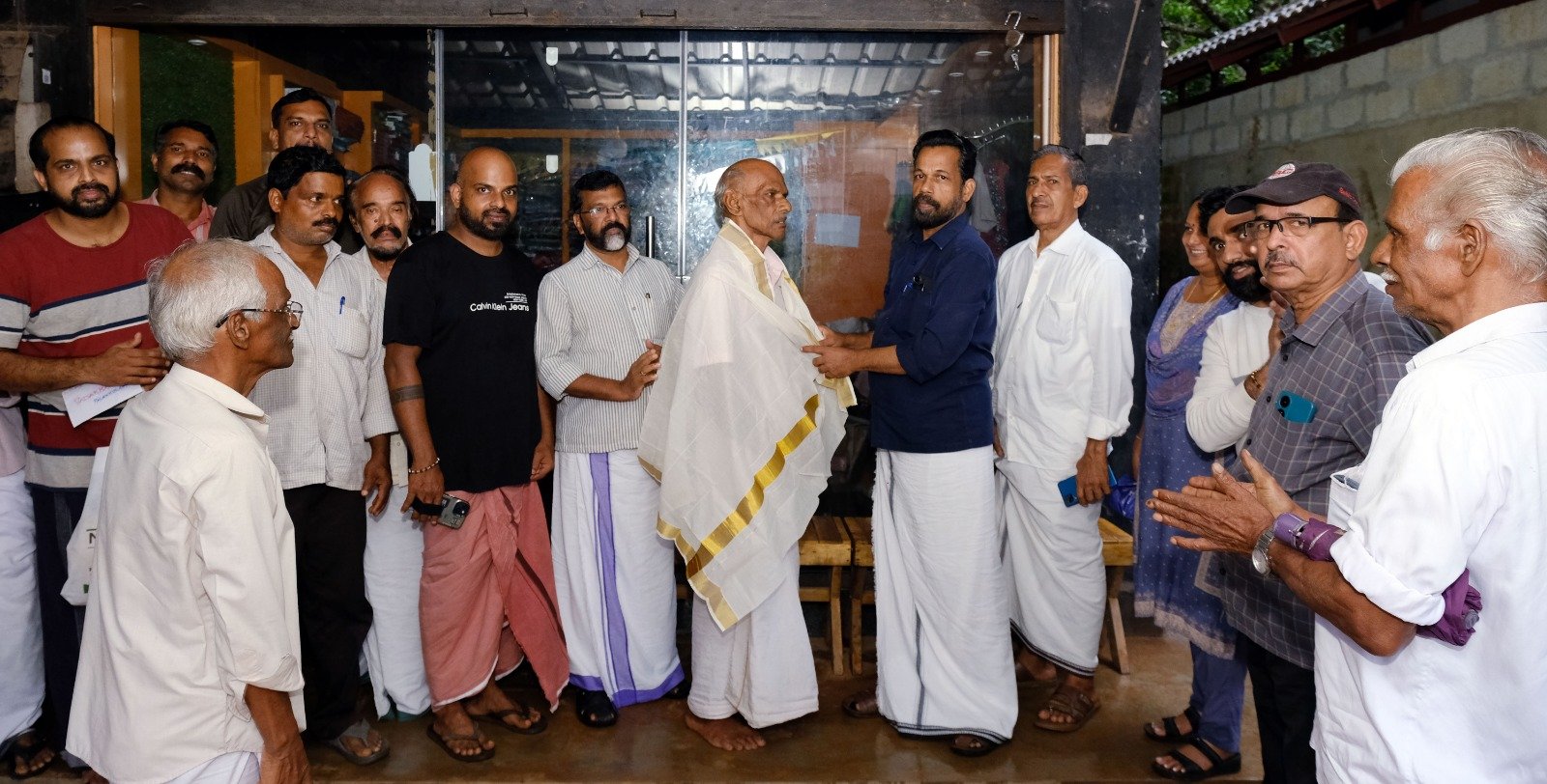 സ്വന്തം ജീവൻ പണയപ്പെടുത്തി രക്ഷാപ്രവർത്തനം നടത്തിയ ചാത്തുക്കുട്ടിക്ക് ആദരം സ്വന്തം ജീവൻ പണയപ്പെടുത്തി രക്ഷാപ്രവർത്തനം നടത്തിയ ചാത്തുക്കുട്ടിക്ക് ആദരം