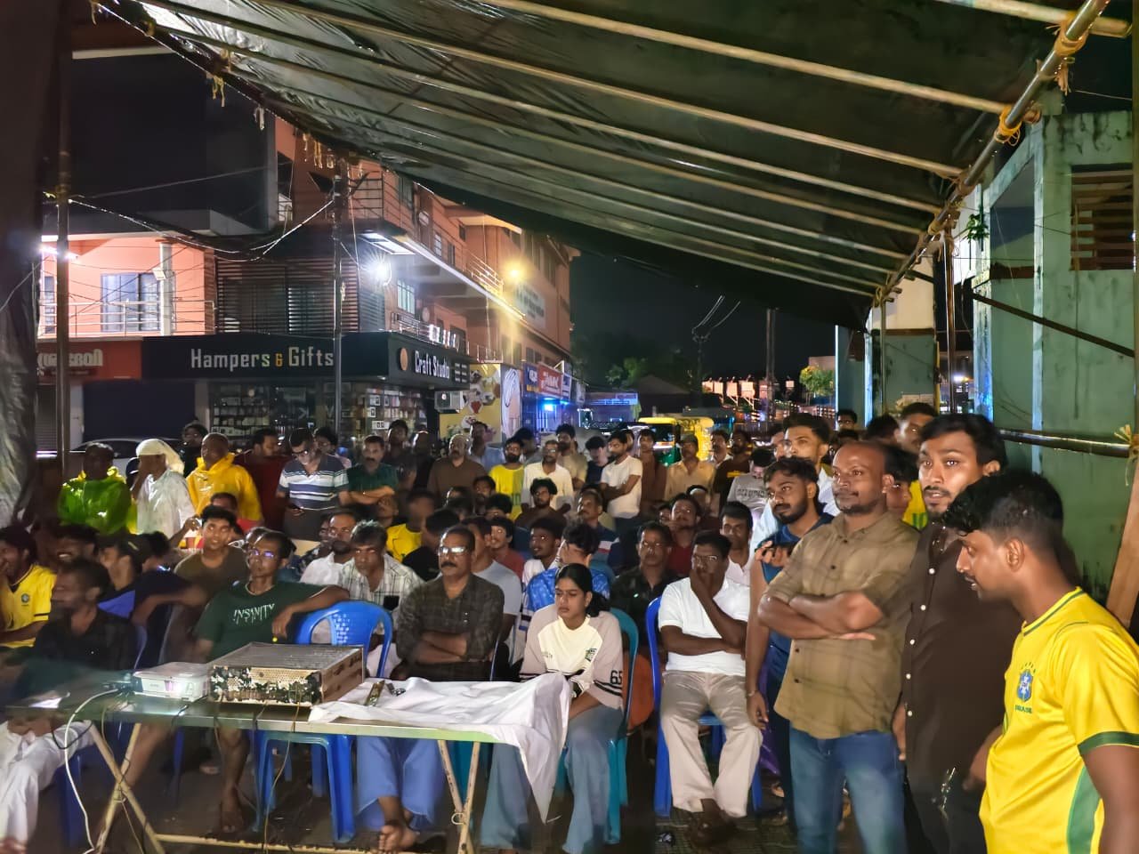 മഴ തോറ്റു… ഫുട്ബോൾ ജയിച്ചു!അർധരാത്രിയിൽ കൊയിലാണ്ടി ടൗൺഹാൾ ആരാധകരുടെ ആരവത്തിൽ ഉണരുന്നു