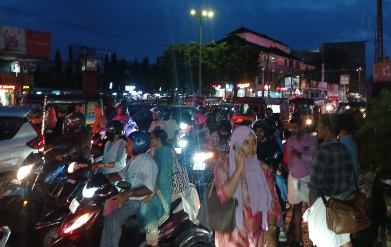 അഴിയാ ഗതാഗത കുരുക്കുമായി കൊയിലാണ്ടി അഴിയാ ഗതാഗത കുരുക്കുമായി കൊയിലാണ്ടി