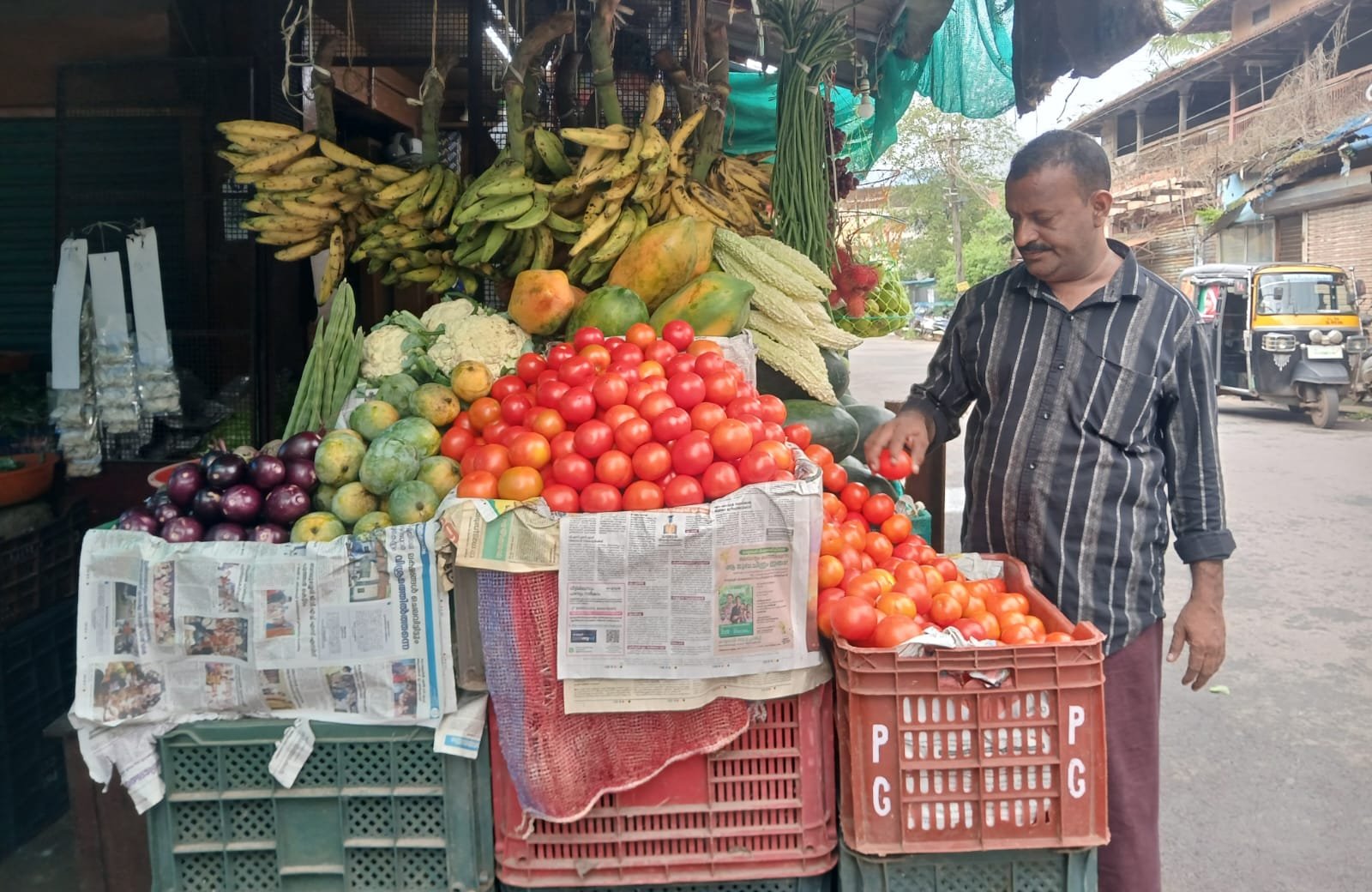 ഓണം അടുത്തെത്തുമ്പോൾ  പച്ചക്കറി വില കുതിക്കുന്നു; സാധാരണക്കാരന് തിരിച്ചടി